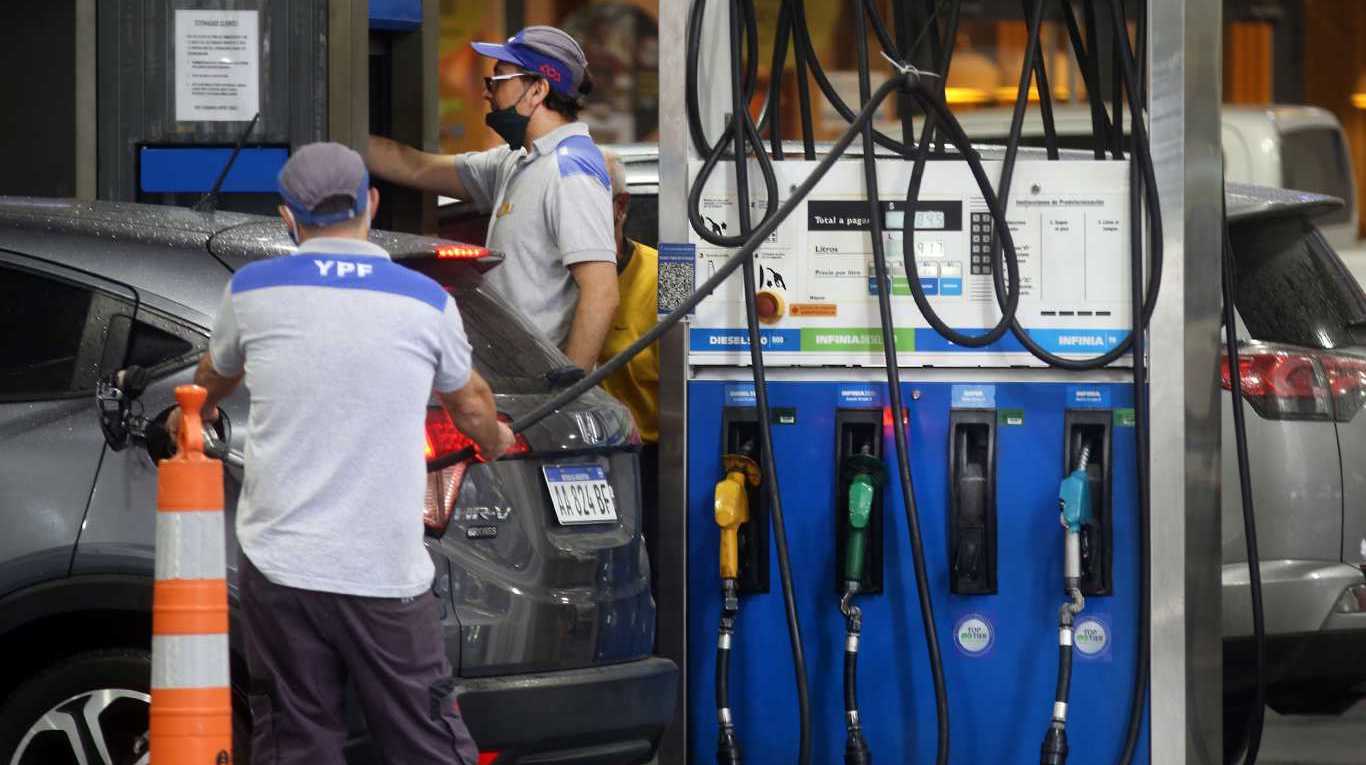 Más aumentos: YPF se sumó a sus competidoras y subió un cuatro por ciento el precio de los combustibles
