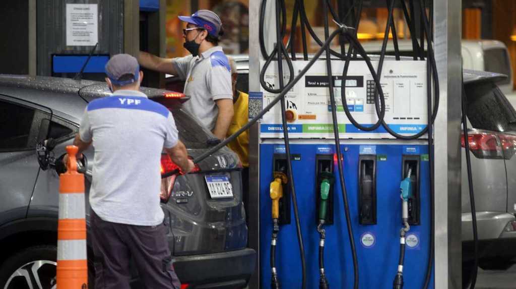 Más aumentos: YPF se sumó a sus competidoras y subió un cuatro por ciento el precio de los&nbsp;combustibles
