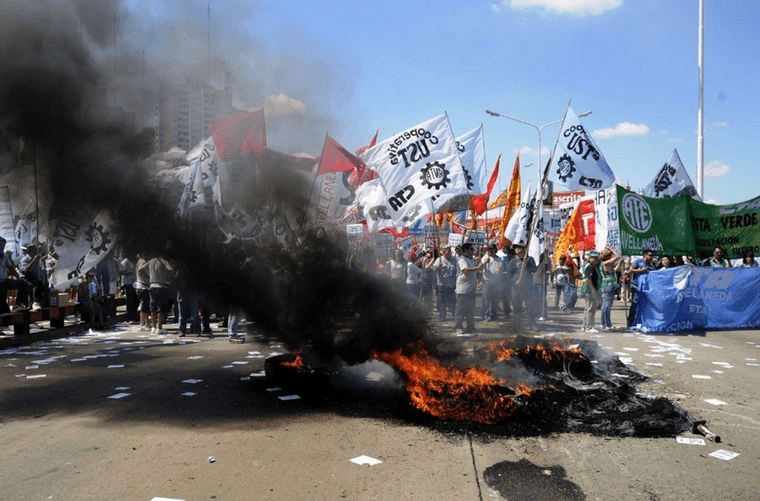El Gobierno dio de baja otros 100.000 planes sociales y cuestionó a los piqueteros que acamparán&nbsp;hoy