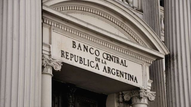 Con $6,9 billones por vencer en mayo, Economía redobla los canjes para despejar el corto plazo