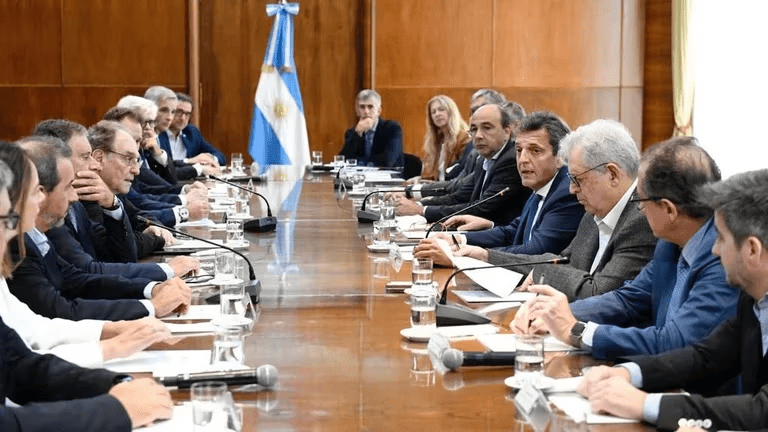 Terminó la reunión de Massa con bancos, fondos de inversión y compañías de seguros y ahora se espera la reacción del&nbsp;mercado