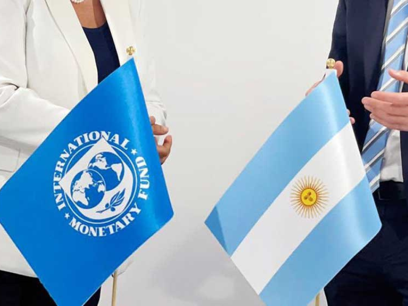 Argentina busca renegociar el acuerdo con el FMI y conseguir desembolsos para enfrentar crisis de reservas