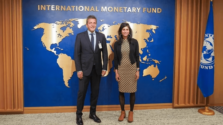 El Gobierno se comprometió ante el FMI a acelerar el ritmo de devaluación para ganarle a la inflación&nbsp;mensual