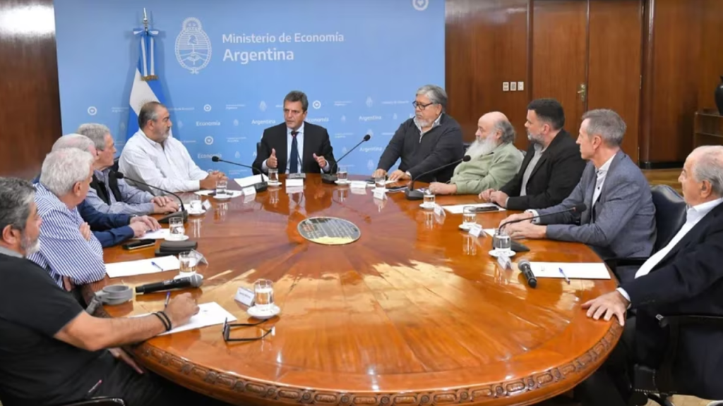 Sergio Massa convoca a empresarios y gremios para acordar estabilidad económica por 90 días en medio de la crisis&nbsp;cambiaria