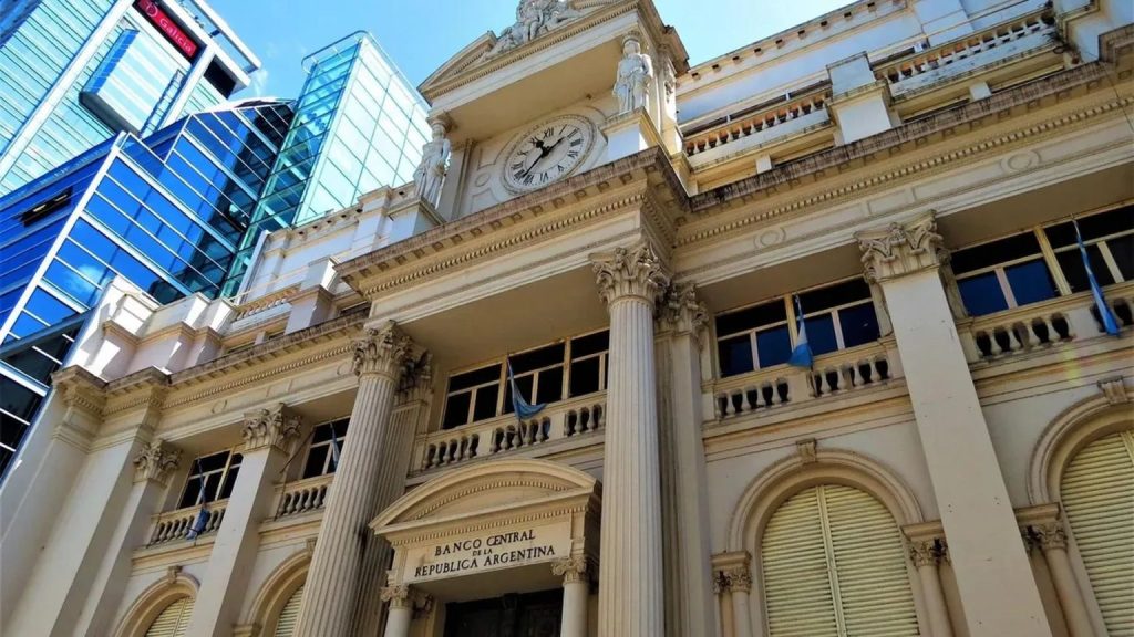 Las reservas caen a US$32 millones, desatando preocupación por la deuda: Gobierno acelera negociaciones con el FMI para evitar&nbsp;impago