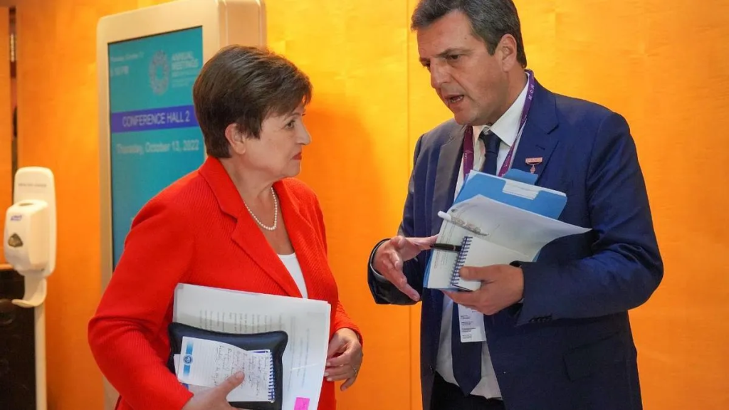 El FMI analiza las polémicas medidas de Massa ante la inflación récord en&nbsp;Argentina