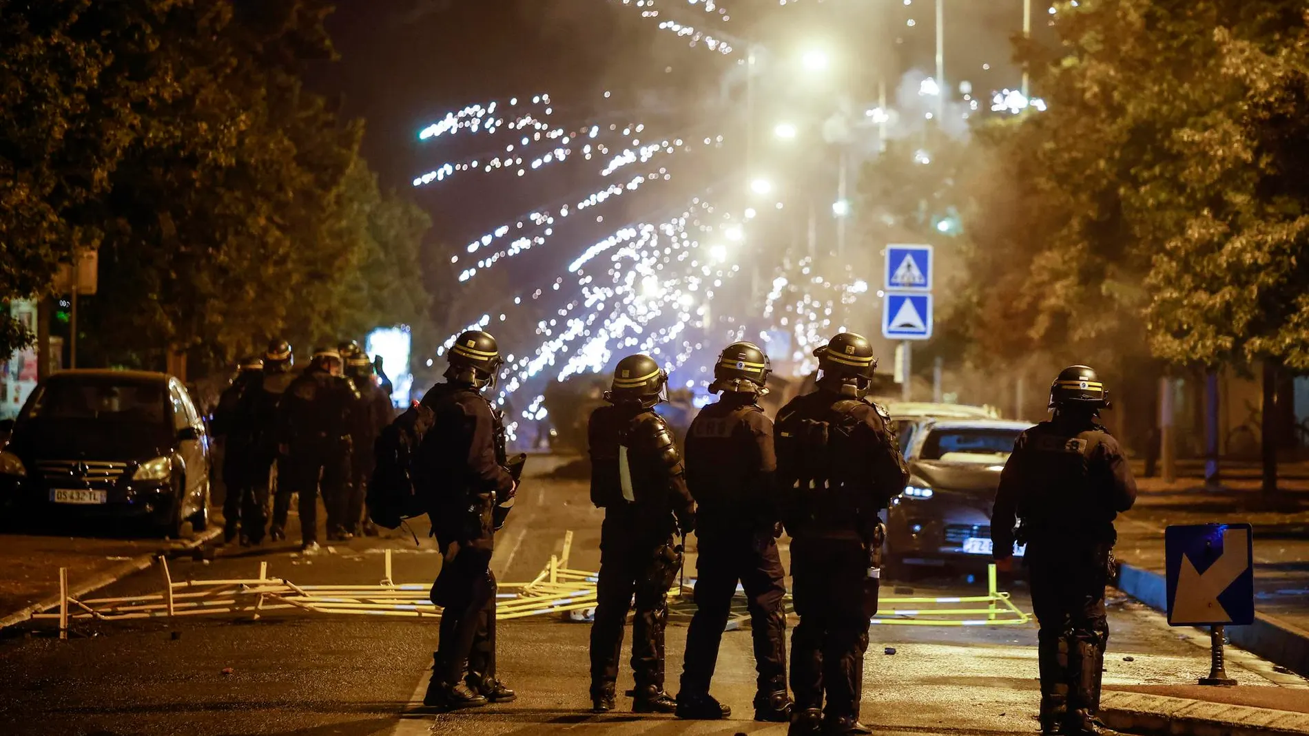 Protestas violentas sacuden Francia: Edificios atacados, tiendas saqueadas y vehículos incendiados en disturbios en París y otras ciudades