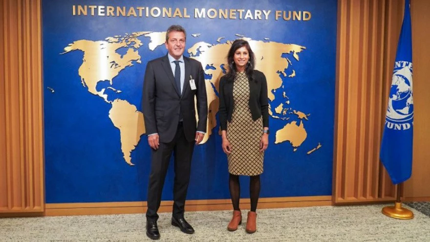 Argentina realiza crucial pago al FMI mientras busca un nuevo acuerdo para evitar una crisis económica