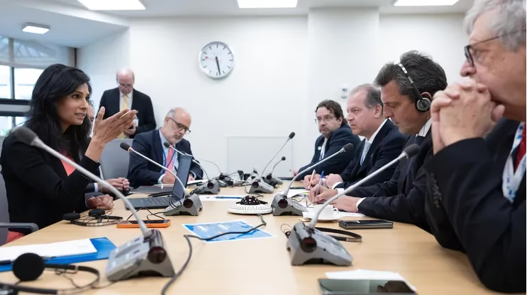 Argentina busca flexibilizar condiciones con el FMI antes de vencimiento de pago de US$2600 millones