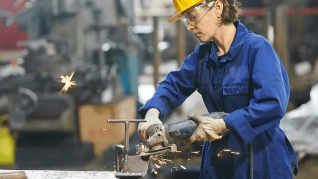 Repunte en industria y construcción durante noviembre, aunque persisten caídas interanuales