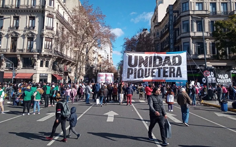 Marcha piquetera en Buenos Aires: Protestas y exigencias frente a la Quinta de&nbsp;Olivos