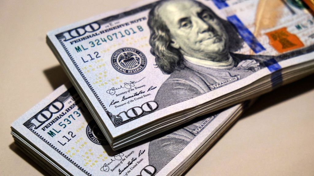 El dólar blue larga la semana con un aumento; se vende hoy a $576