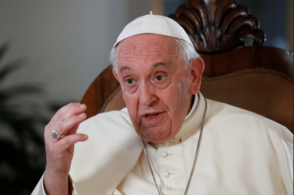 El Papa Francisco dice que la Iglesia Católica está abierta a todos, incluyendo a las personas&nbsp;LGBTQ