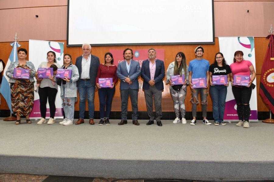 Gustavo Sáenz impulsa la igualdad de oportunidades a través de la tecnología con una entrega de 1700&nbsp;tablets