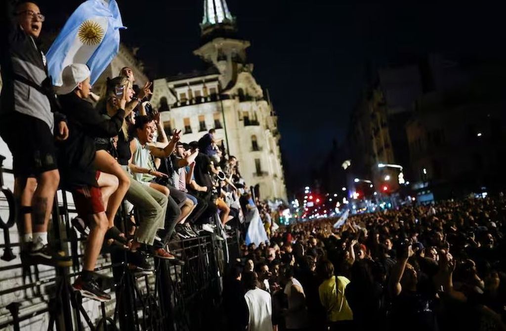 Miles de argentinos protestan en cacerolazos contra medidas de&nbsp;Milei