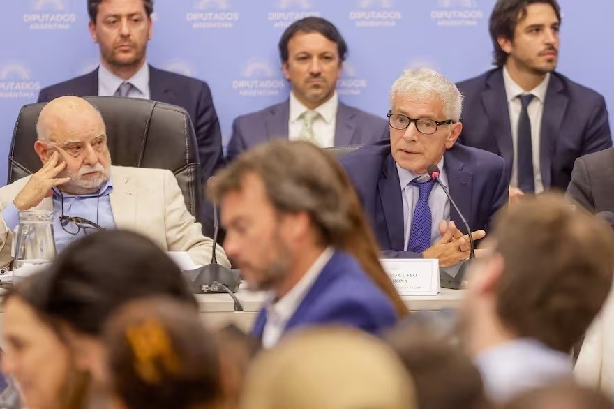 Negociaciones estancadas: Oposición exige diálogo y cambios en ley&nbsp;ómnibus