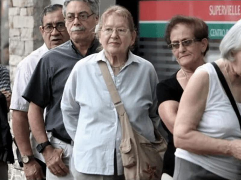 El refuerzo a jubilados debería subir 105% para recuperar su valor&nbsp;real