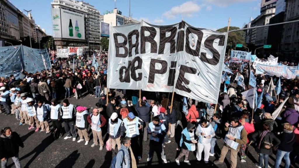 Piqueteros y organizaciones sociales marchan contra la crisis alimentaria y los recortes&nbsp;gubernamentales