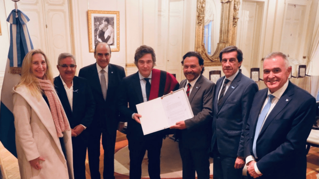 Gustavo Sáenz lidera entrega del Pacto de Güemes a Javier Milei en la Casa&nbsp;Rosada
