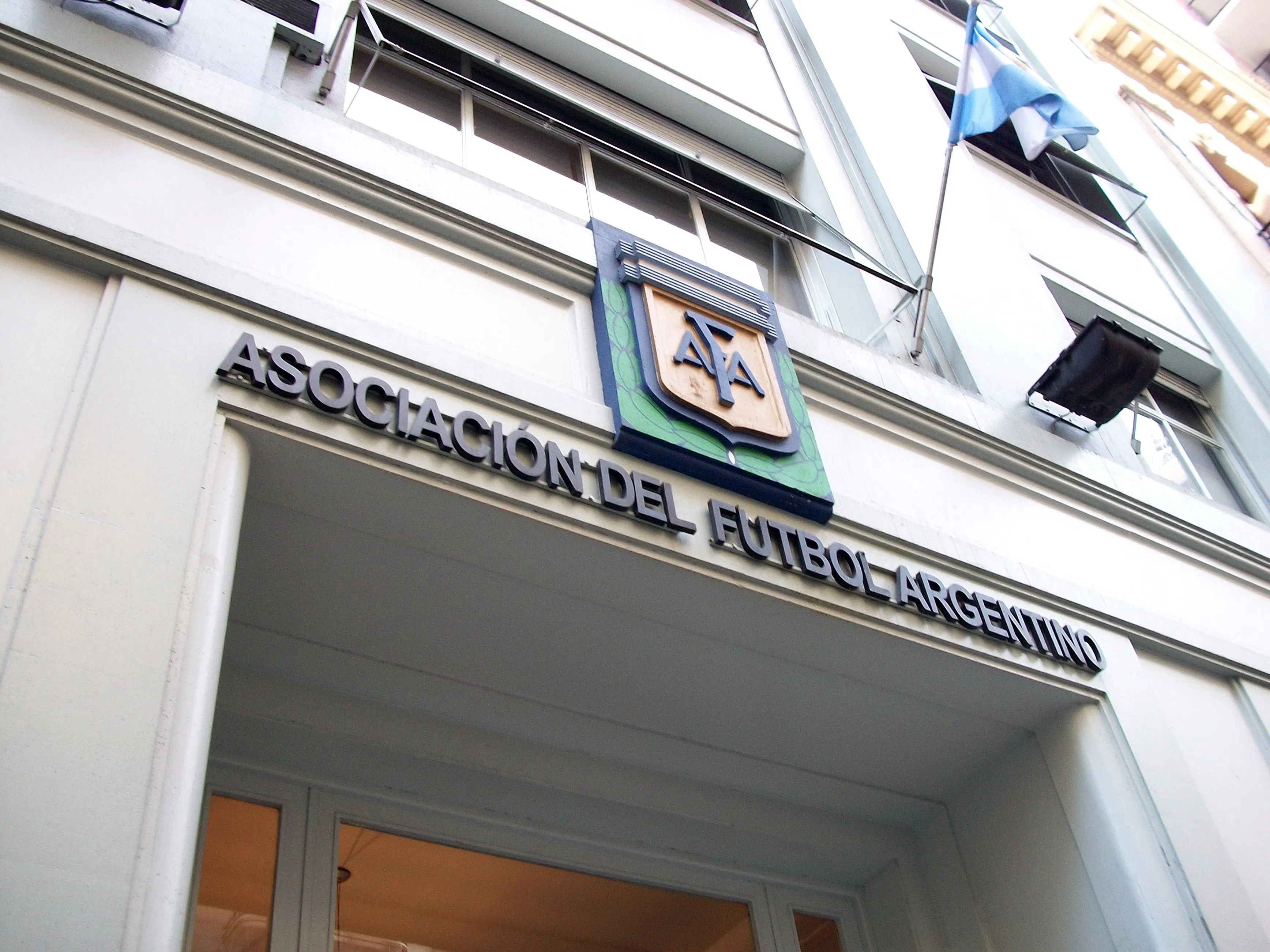 Allanamientos en la AFA por investigación sobre vínculos con empresa de Faroni