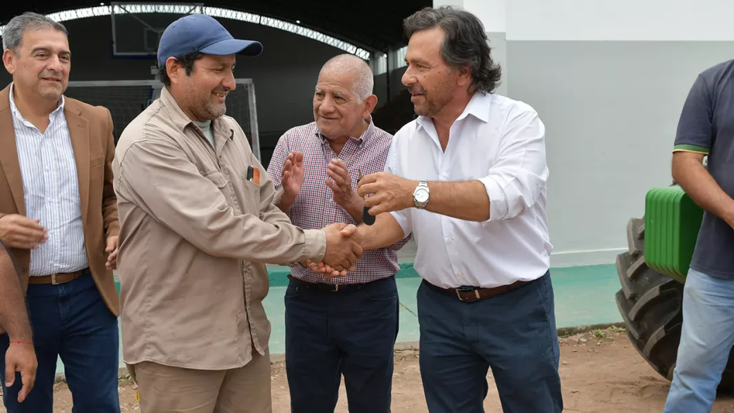Gustavo Sáenz inauguró un polideportivo en J.V. González y entregó maquinaria vial al municipio