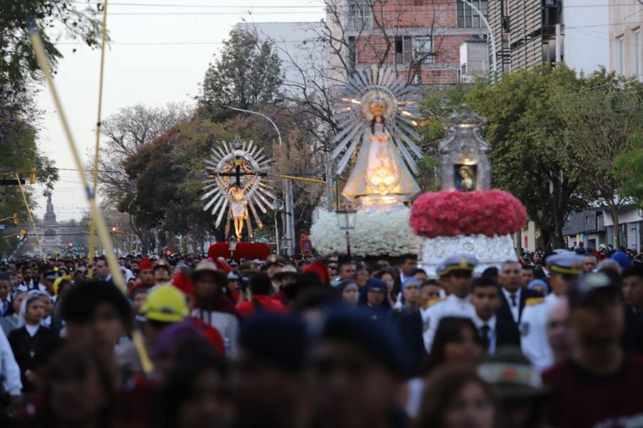 Más de 450 mil personas participaron de la procesión del Señor y la Virgen del Milagro en Salta