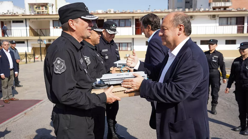 Saltic entregó antenas satelitales a la Policía para reforzar la seguridad en Salta