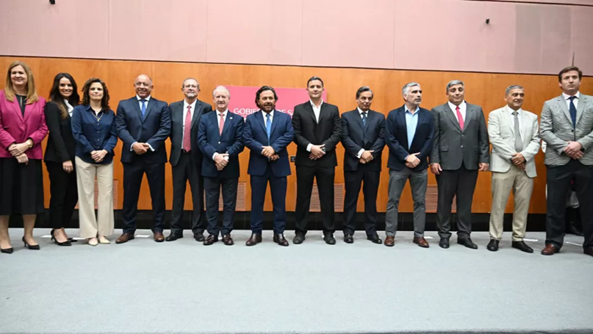 Sáenz puso en funciones al nuevo Gabinete y reafirmó que Salta “es y será la perla del norte argentino”