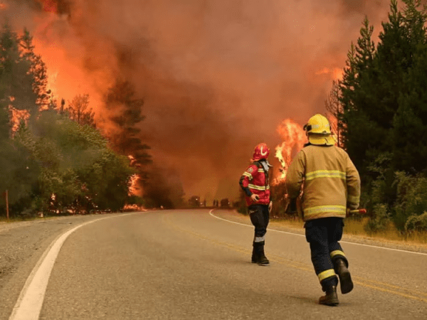 Incendios fuera de control en Chubut: evacúan localidades y advierten por la peor tragedia ambiental en dos&nbsp;décadas