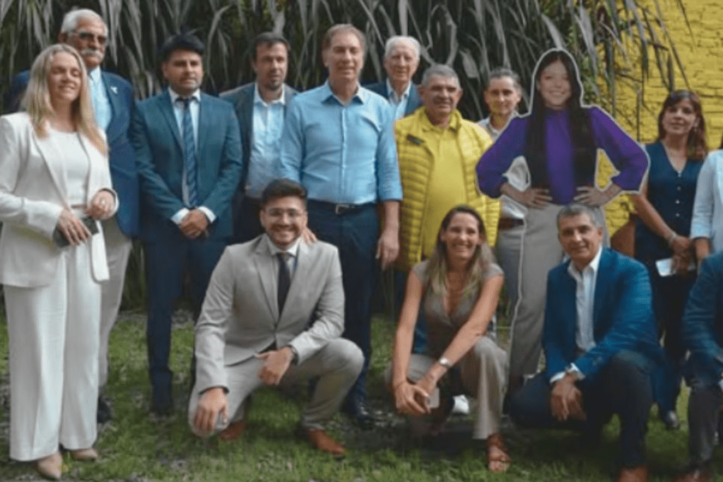 La senadora que no estuvo, pero posó: polémica por un cartón de Orosco en una reunión&nbsp;oficial