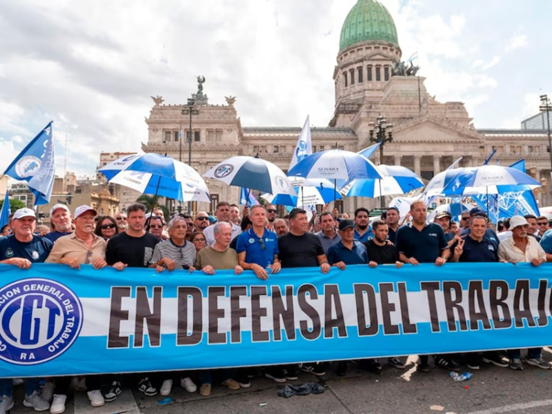 La CGT suma a los colectiveros y avanza hacia un paro general contra la reforma&nbsp;laboral