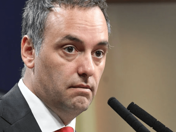 Adorni admitió un “error” por el viaje con su esposa y denunció una filtración&nbsp;interna