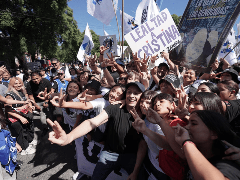 Multitudinaria movilización en Plaza de Mayo por los 50 años del&nbsp;golpe