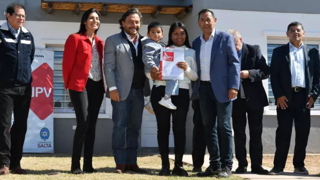 Sáenz entregó 40 viviendas en Coronel Moldes y reactivó una obra paralizada con fondos provinciales