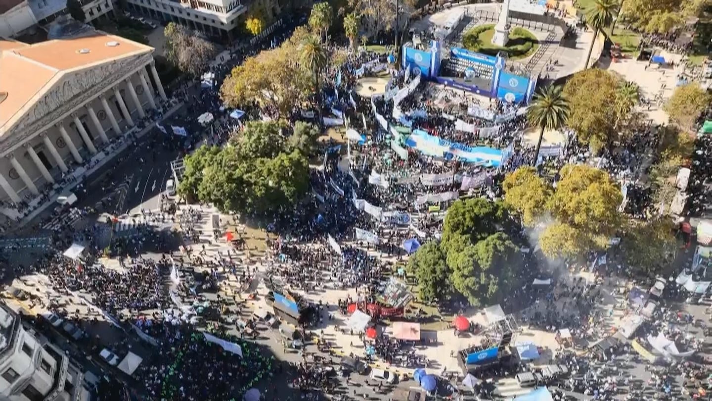 Multitudinaria marcha de la CGT a Plaza de Mayo contra la reforma ...