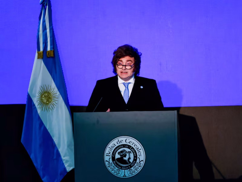 En La Rural, Milei elimina retenciones a la industria láctea y baja 25% las de la carne bovina para impulsar el agro