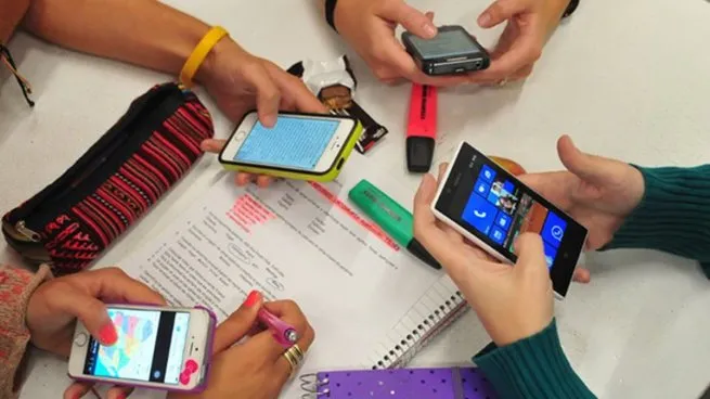 Reino Unido prohíbe redes sociales a menores de 16 años y exigirá verificación de edad con multas millonarias