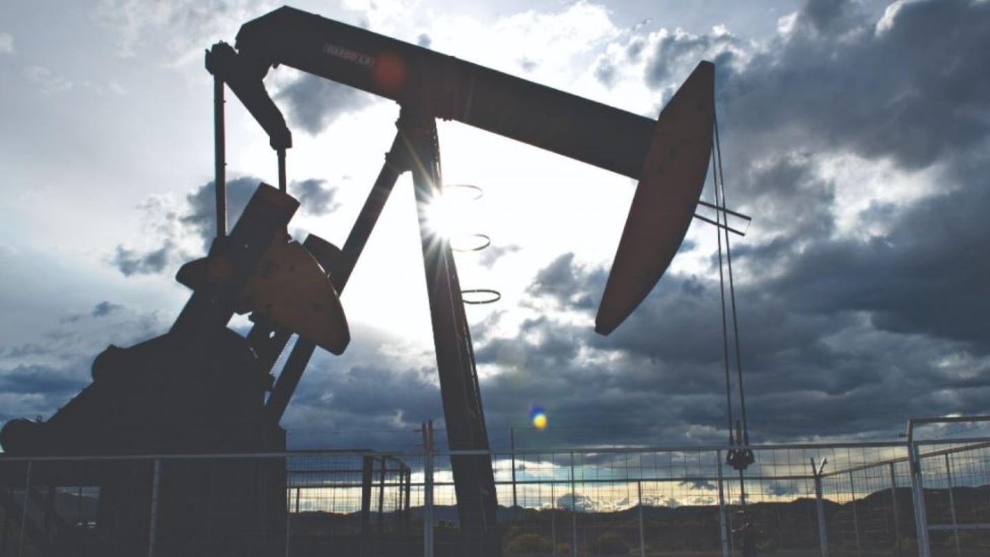 El Brent roza los US$100: presión sobre combustibles e inflación y oportunidad de dólares por Vaca Muerta