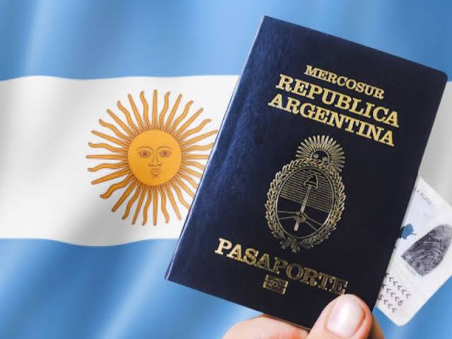 El Gobierno endurece la Ley de Migraciones y habilita a rechazar el ingreso y cancelar la residencia de extranjeros que promuevan «mensajes de odio»