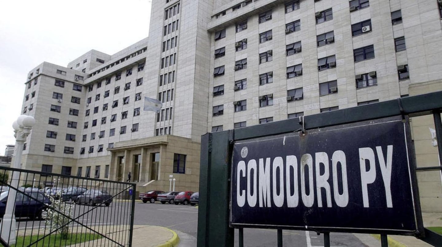 Causa Cuadernos: tras un insólito error de homonimia, el exfuncionario Juan Carlos Santos finalmente prestará declaración indagatoria