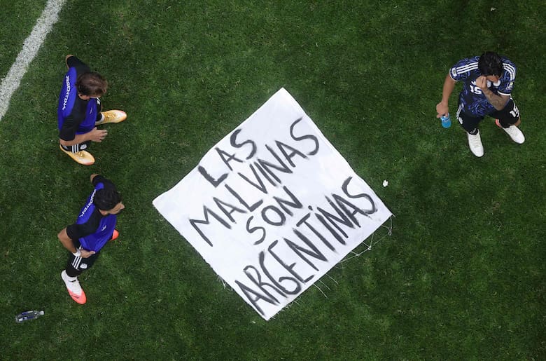 FIFA abre expediente a la AFA por bandera de Malvinas en los festejos de la Selección y evalúa multa y cierre parcial de tribunas