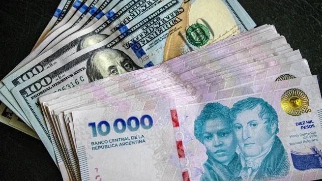 Reabsorción de pesos y repunte del crédito impulsan una expansión económica en Argentina, según informe