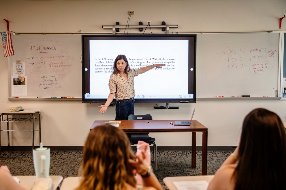 El Departamento de Educación de Nueva York prohíbe la IA en primarias e intermedias y habilita un uso supervisado en secundarias