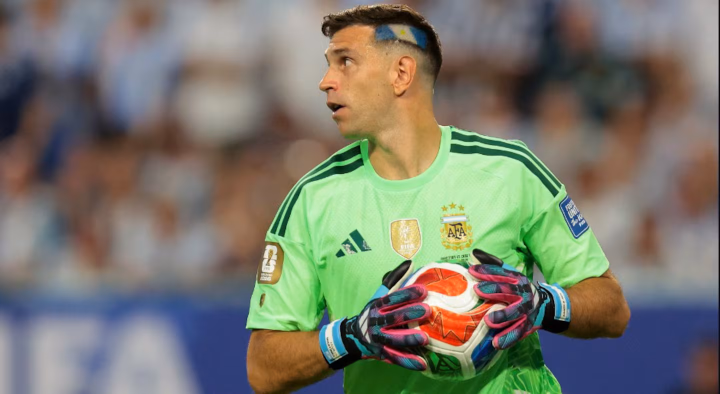 Emiliano “Dibu” Martínez, doble nominado al Balón de Oro y al Trofeo Yashin tras un año histórico con Aston Villa y la Selección