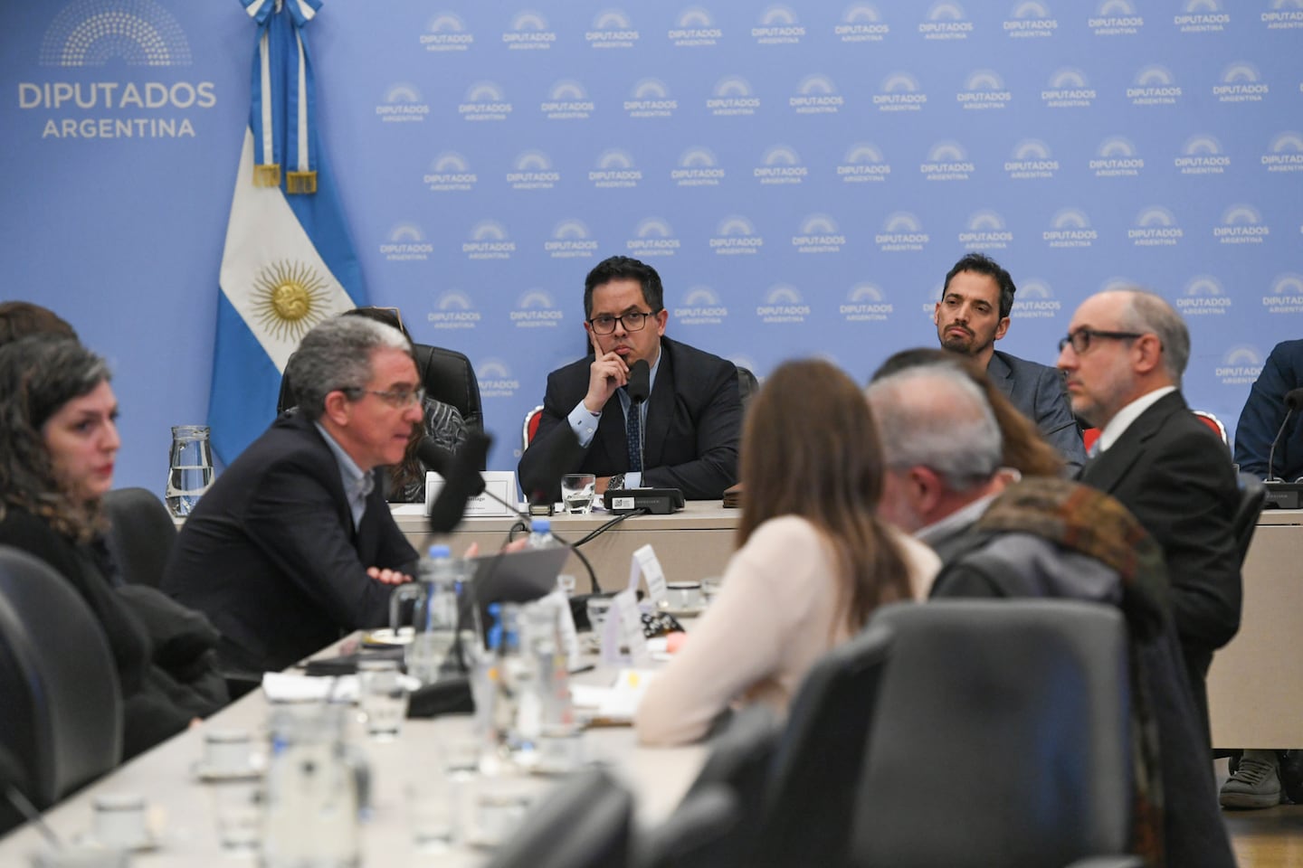 Con más del 45% de los hogares endeudados, el oficialismo impulsa en Diputados un paquete de alivio con refinanciación y mayor control a créditos no bancarios