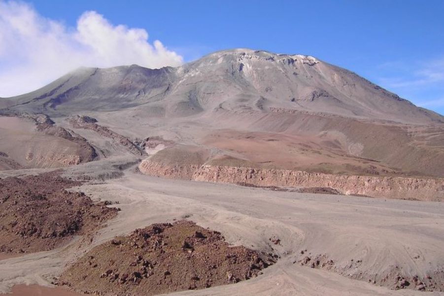 Científicos actualizan el mapa de riesgo volcánico de la Puna salteña con monitoreo satelital para proteger poblaciones e infraestructura minera