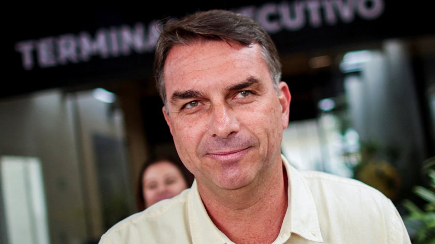Flávio Bolsonaro abandona Brasil y vuela a EE.UU. en medio de crecientes presiones judiciales