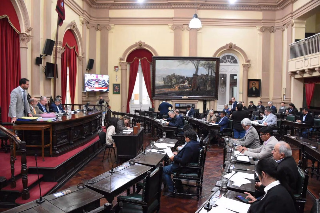 Salta promulga leyes que habilitan deuda por US$250 millones para obras, equilibrio fiscal y eventual reestructuración