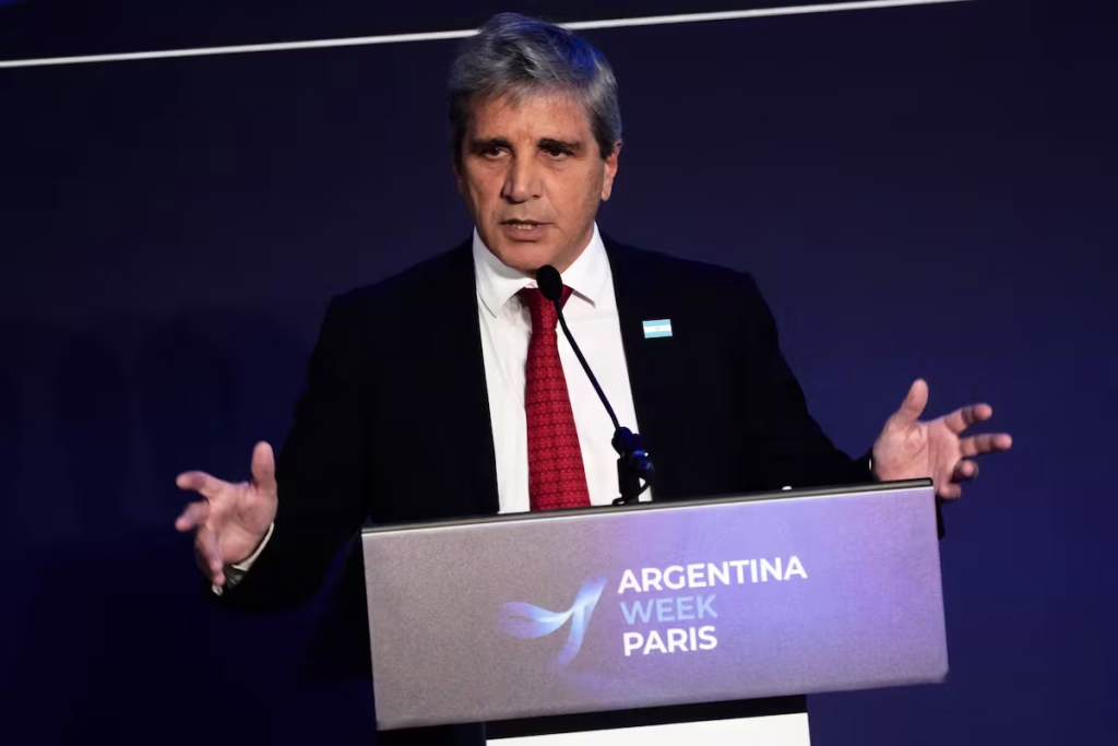 Caputo viaja a Washington para destrabar US$680 millones del FMI y reforzar reservas del BCRA